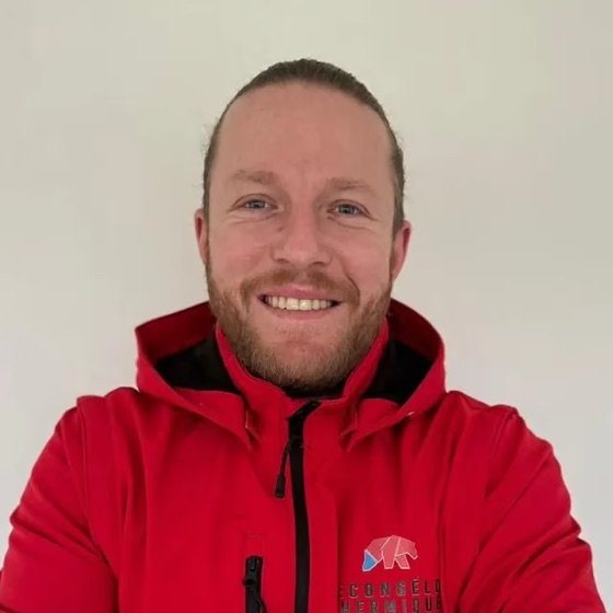 Konrad Kumolka, thermicien certifié Certibiocide, en veste rouge du réseau Le Congélo Thermique.