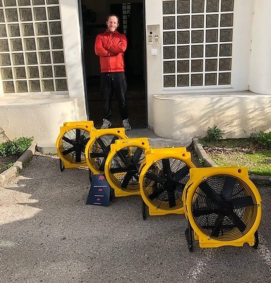 Technicien de 3D Nuisibles devant les quatre générateurs thermiques du réseau, prêts à être déployés.
